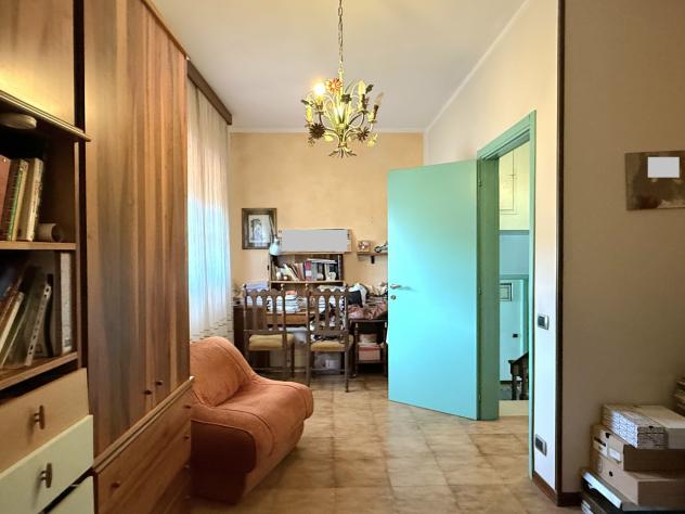 RONCHI, zona tranquilla e vicina al mare, villa su più livelli con ampio giardino su quattro lati. Al piano terra troviamo ingresso, salone, tinello, - Foto 18