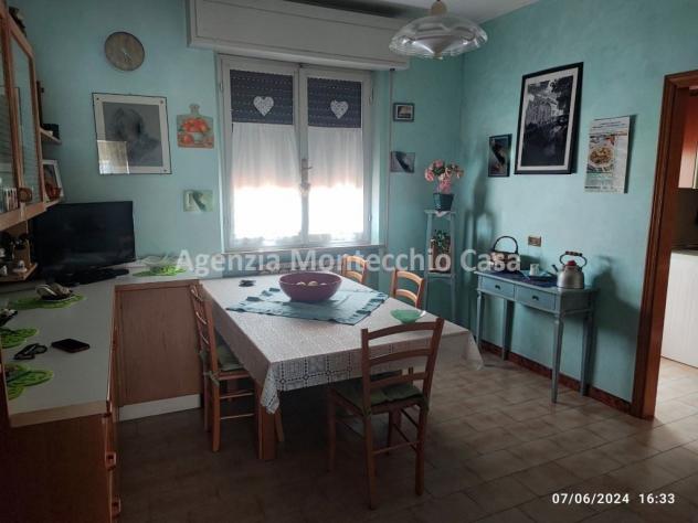 Casa bifamiliare in posizione centrale con ampio scoperto esclusivo, garage e due unità abitative - Foto 7