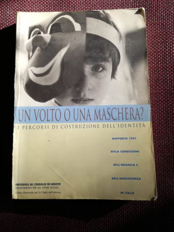 UN VOLTO UNA MASCHERA? Percorsi di costruzione dell'identità