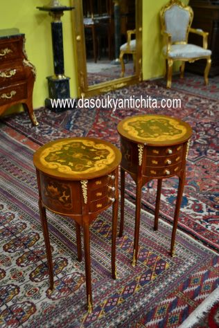Coppia di tavolini-comodini tondi stile Luigi XV intarsiati - Foto 3