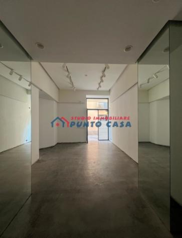 CENTRO STORICO – Via delle Arti, locale commerciale mq 80 ca, open space, tre vetrine su strada. Perfette condizioni, ottima posizione. Euro 1.100,00 - Foto 2