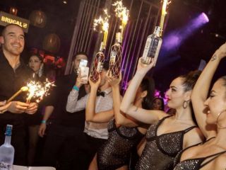 RAGAZZA IMMAGINE DISCOTECA BARI: LAVORO CON VITTO E ALLOGGIO