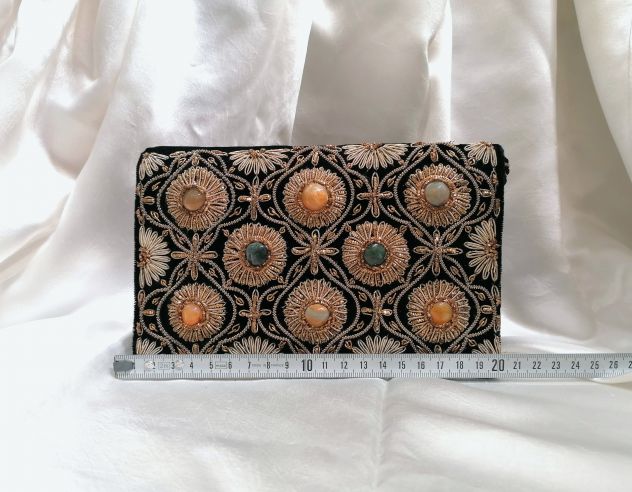 BELLISSIMA POCHETTE DA SERA RICAMATA IN ORO CON PIETRE DURE NUOVA, INDIA. - Foto 8