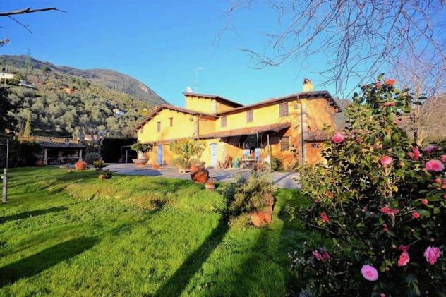 RUSTICO di 15 vani e di 470 mq (PIETRASANTA) rif. 365