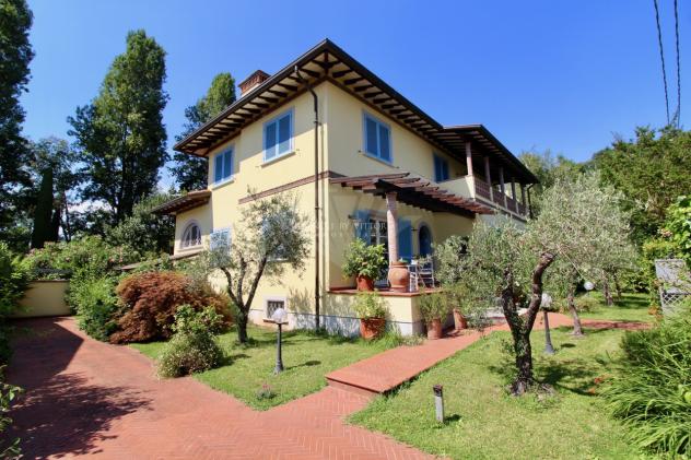 VILLA di 15 vani e di 300 mq (PIETRASANTA - Pietrasanta) rif. 046