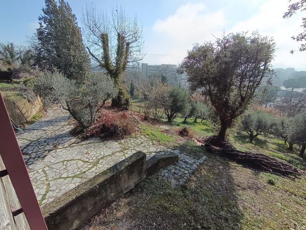 Villa in posizione di prestigio con ampio giardino a Terni - Foto 4