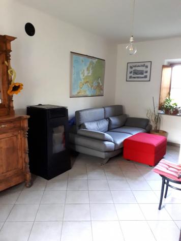 ristrutturata nel 2015 su due livelli: al piano terra ampia cucina, con caminetto, sala e scala di collegamento posta tra i due vani, piano primo dis - Foto 14