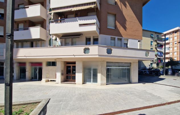 VIALE PETRARCA: Fondo commerciale con 4 vetrine - grande visibilità! - Foto 12