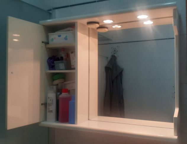 Specchio per bagno con luce e armadietto in legno. - Foto 6