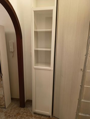 Mobile in legno + specchio + mobili Ikea + televisore