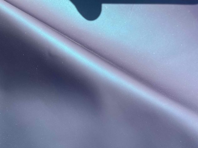 Pelle di vitello bleu oleografica effetto cangiante