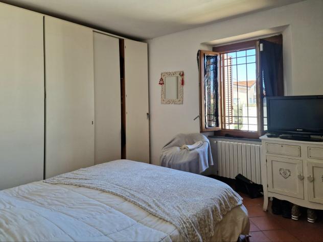MONTIGNOSO, villetta a schiera con giardino angolare a circa 3,5 km dal mare della Versilia. L'immobile è composto di sala, cucina, disimpegno, camera - Foto 17