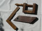 Antichi oggetti in legno, morsetto, squadra, collezione	 utensili