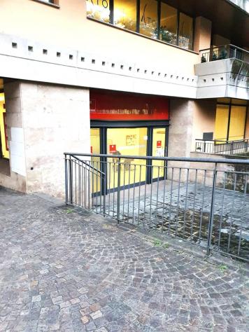 NEGOZIO CON VETRINE E TERRAZZINO A LECCO Centro - Foto 3