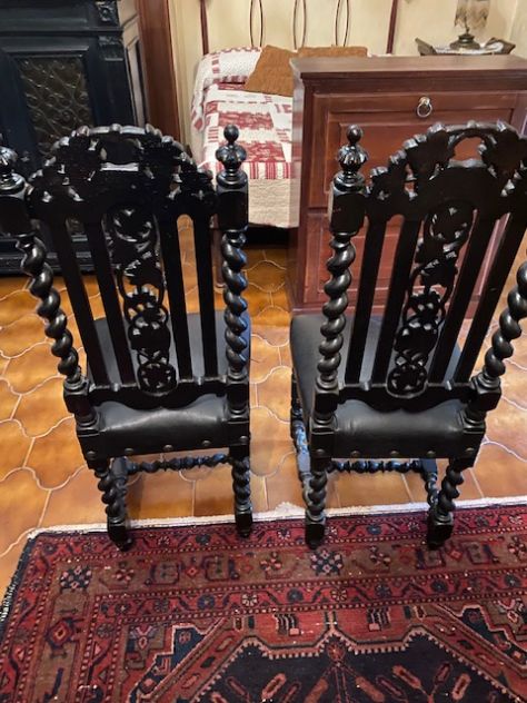 tavolo da studio completo di grandi sedie