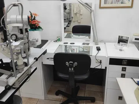 Cedesi Negozio di Ottica Storico in Versilia - Foto 8