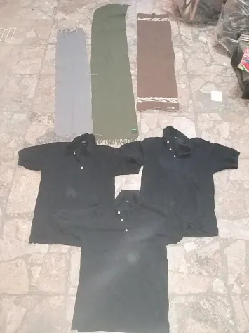 lotto vestiti uomo. 3 calde sciarpe di cui una Benetton 3 polo nere taglia m In - Foto 4