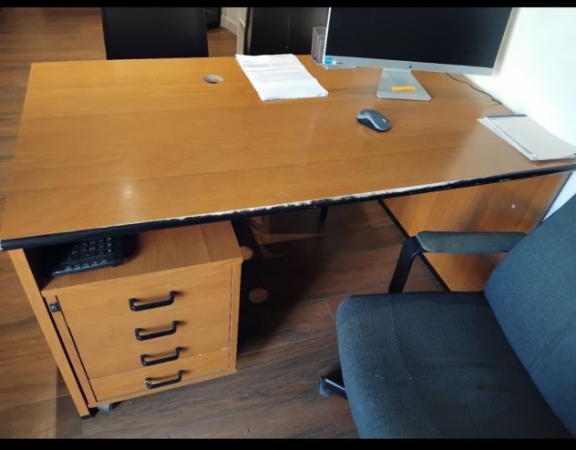 Vendo SCRIVANIA CM 140X80 CON CASSETTIERA, EURO 100. ROMA SUD