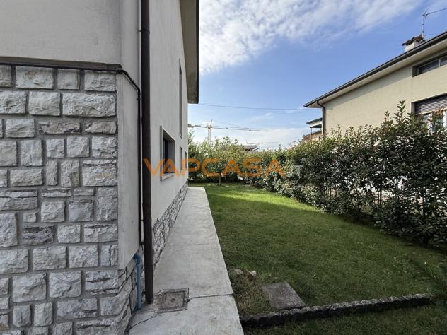 VILLA SINGOLA CON AMPIO GIARDINO PRIVATO - Foto 9