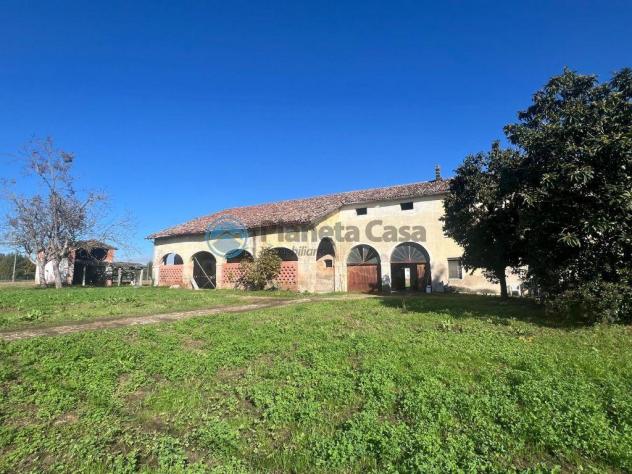 MONTA': rustico da ristrutturare con giardino di 8000 metri
