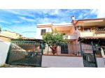 VILLA SU DUE LIVELLI CON CORTILE ESCLUSIVO - ZONA CENTRALE - MONDRAGONE V3087