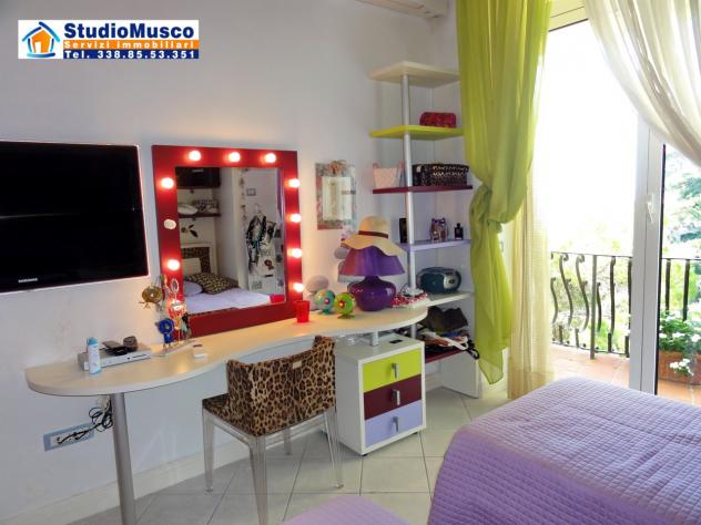 StudioMusco vende a Capri, su via Marina Piccola panoramicissimo appartamento indipendente. Con ampia terrazza panoramica, piccolo giardinetto, posto - Foto 16
