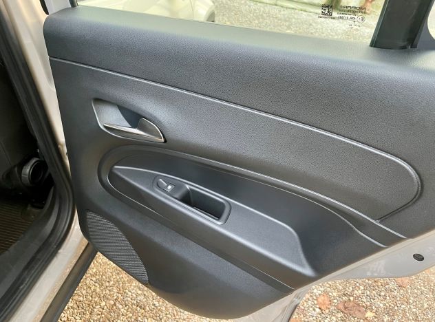 Jeep Avenger Altitude 1.2 100 CV | Navi | JBL - Foto 8