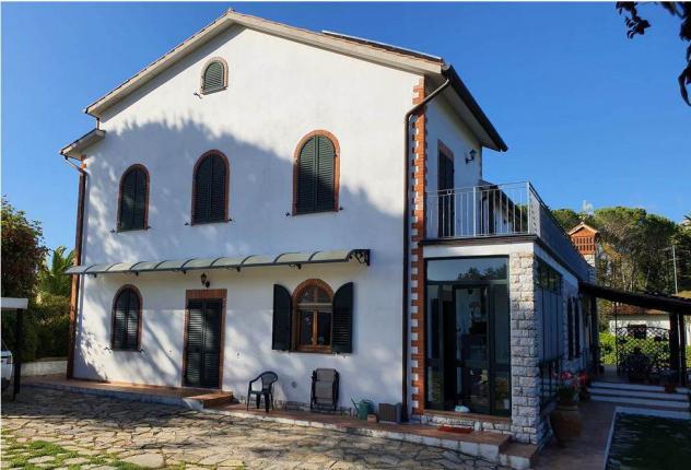 Villa in Vendita in zona NUGOLA con giardino