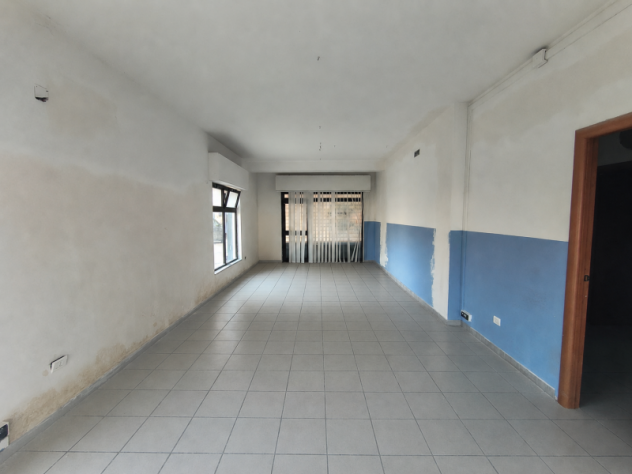 2069/STELLA Locale commerciale di mq 74 al piano terra in parco privato a Vairano Scalo. Si compone di due vani, antibagno e bagno. - Foto 2