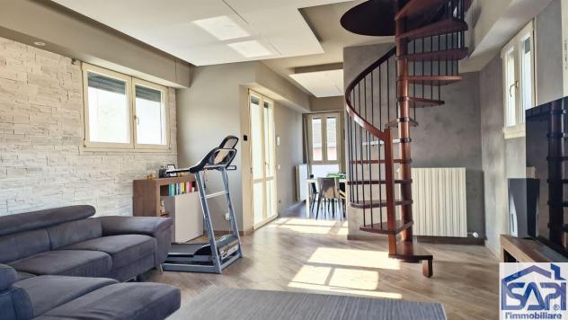 Porzione di villa bifamiliare completamente ristrutturata su più livelli - Foto 2