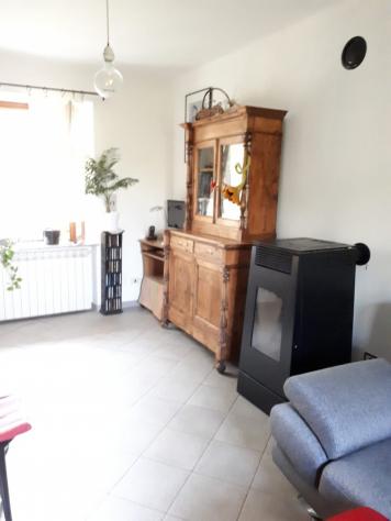 ristrutturata nel 2015 su due livelli: al piano terra ampia cucina, con caminetto, sala e scala di collegamento posta tra i due vani, piano primo dis - Foto 11