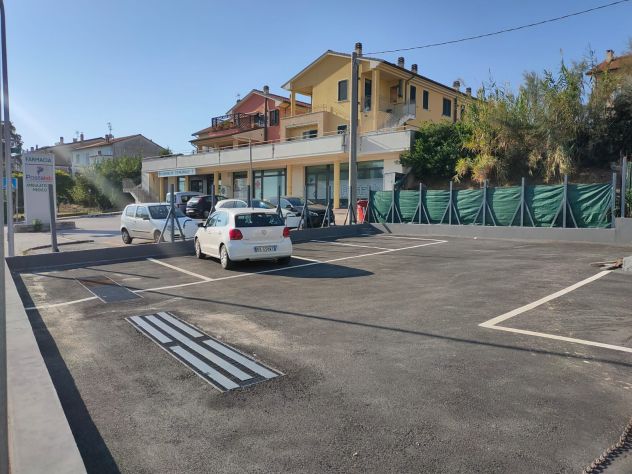 VENDESI NEGOZIO GRANDE VISIBILITA' SU STRADA DI PASSAGGIO - Foto 8