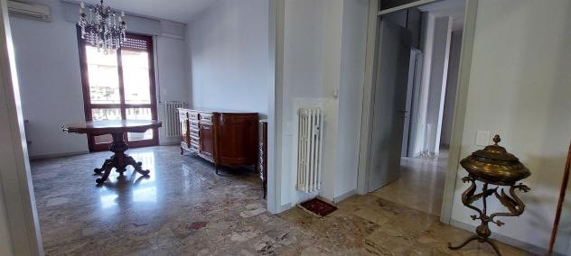 Villasanta centro - ottimo quadrilocale al piano alto con box - Foto 4