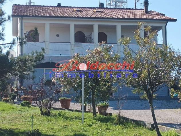 CAMINATE - VILLA IN COLLINA CON AMPIO TERRENO E SPLENDIDA VISTA