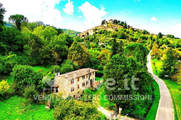 Rustico / Casale di 550 m² con più di 5 locali e box auto doppio in vendita a Cetona - Foto 2