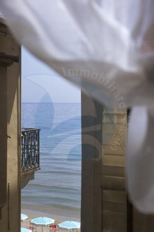 Alassio, ampio bilocale ristrutturato e arredato, con vista mare. - Foto 5