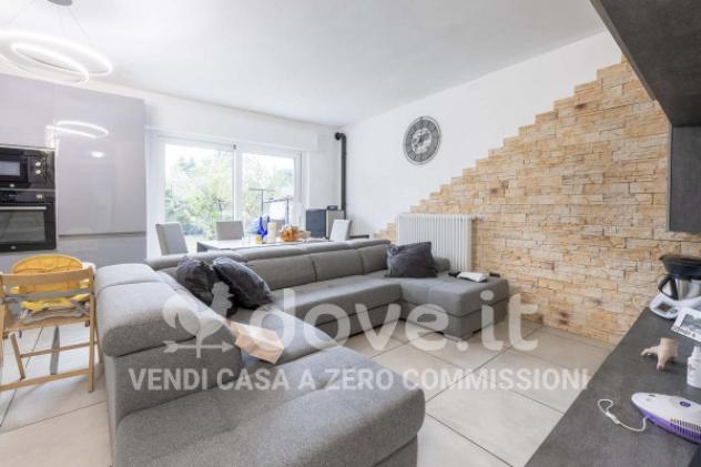 Villa di 180 m² con più di 5 locali in vendita a Caravate