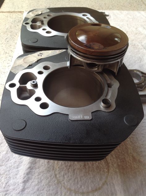 Cilindri Completi di Pistoni + Bielle + aste + Bilancieri Motore Guzzi V85 E5 - Foto 2
