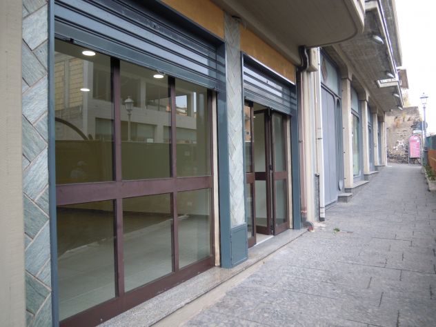 CODICE 6198 BOTTEGA RISTRUTTURATA CON DUE PUNTI LUCE IN VIA ROMA A BELPASSO - Foto 4