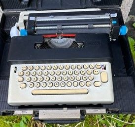 Macchina da scrivere Olivetti lettera 36