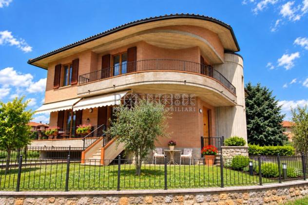 Appartamento in villetta bifamiliare con ampio giardino, terrazzo, garage e cantina
