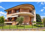 Appartamento in villetta bifamiliare con ampio giardino, terrazzo, garage e &hellip;