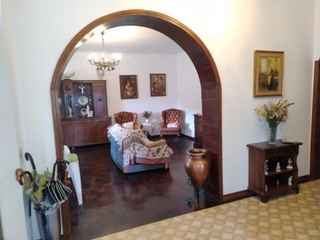 Splendida villa con parco in una panoramica frazione a 4 km da Cascia. - Foto 2