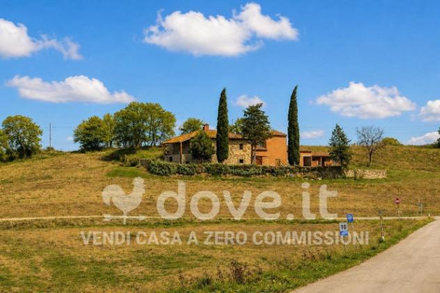 Rustico / Casale di 201 m² con più di 5 locali e box auto in vendita a Paciano - Foto 2
