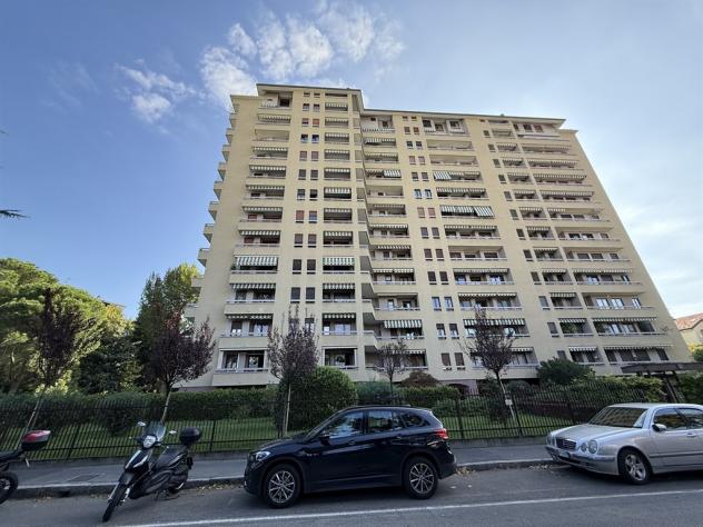Nel prestigioso complesso “Le Betulle”, un nono piano con terrazzo e vista sullo skyline di Milano - Foto 2