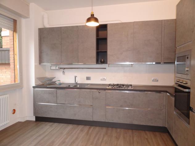 Appartamento arredato composto da ingresso, ampio soggiorno con cucina, due camere, bagno, ripostigli, balcone, cantina e posti auto, posizione comoda - Foto 6