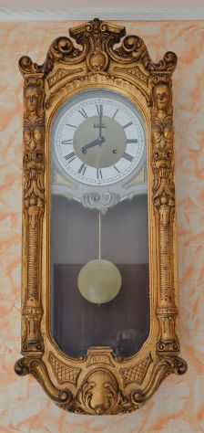 Elegante Orologio a Pendolo da Parete in Legno Scolpito e Dorato - Foto 4