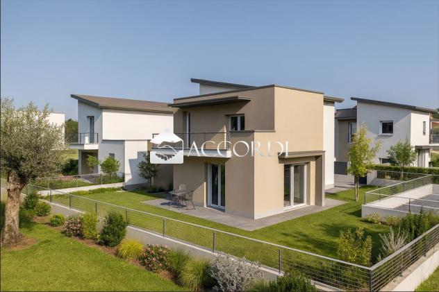 BIFAMILIARE di 4 vani e di 180 mq (SAN VENDEMIANO) rif. MM8000