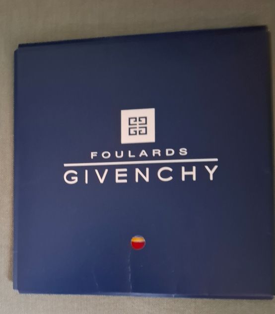foulard Givenchy in seta fatto a mano con scatola originale - Foto 2
