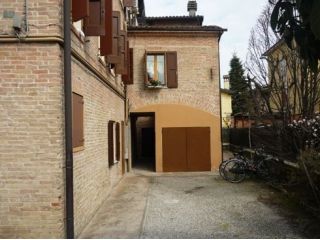 MODENA Via Giardini Appartamento Arredato con posto auto
